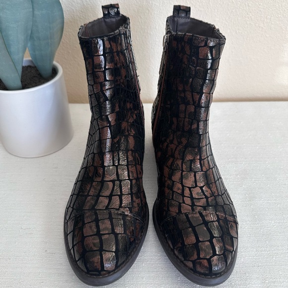 Donald J. Pliner Swift Brown Croc Embossed Leather Zip Ankle Booties Women’s 7M - Picture 2 of 15